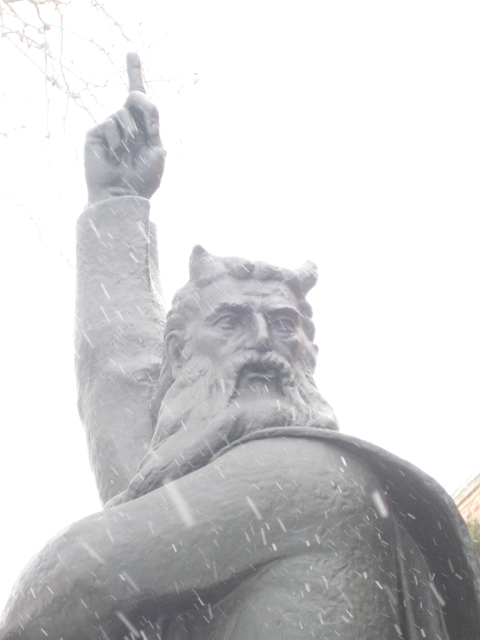 Изображение моисея с рогами почему