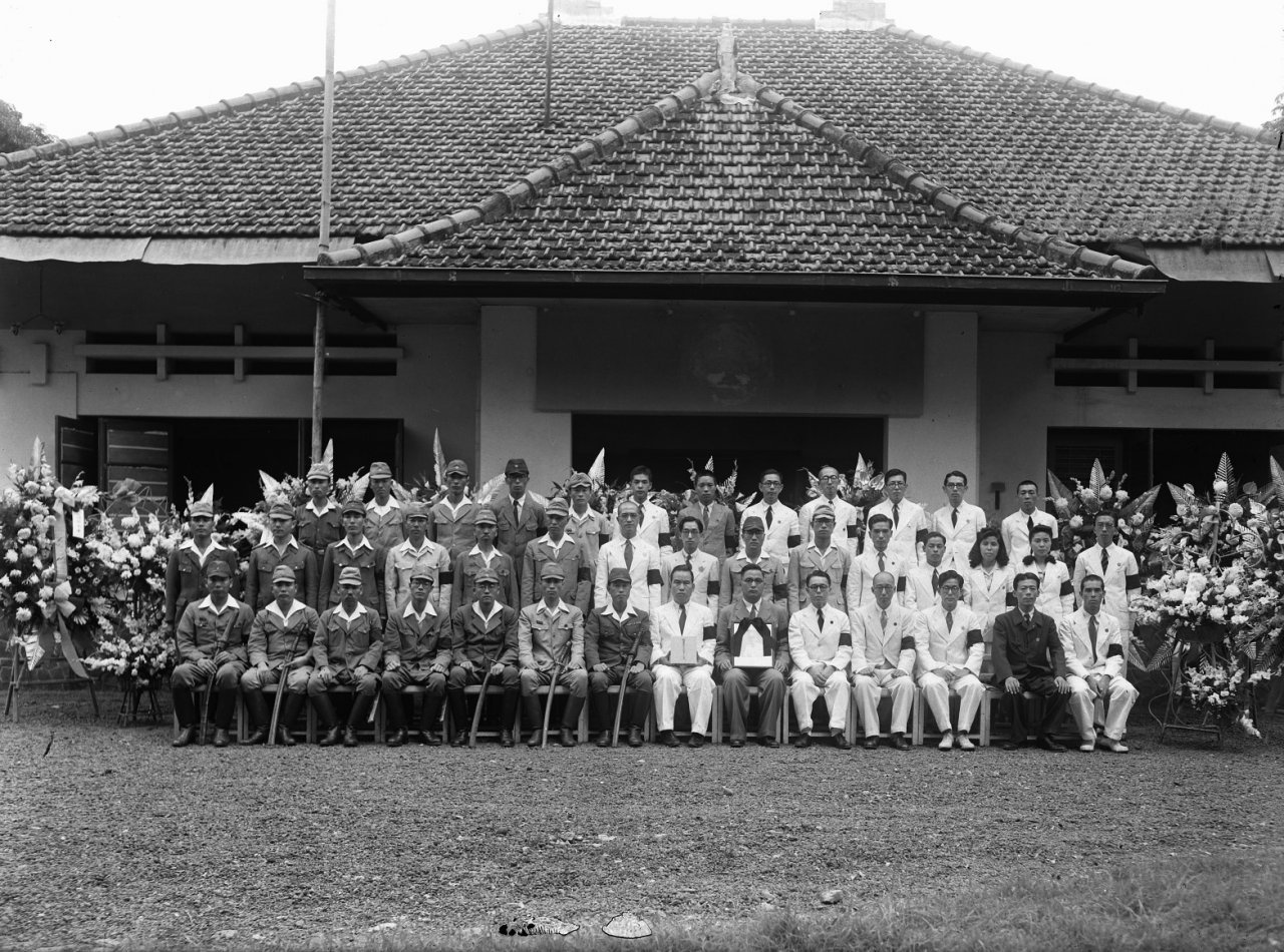 Foto bersama aparat militer dan sipil Jepang di Indonesia