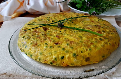 Tortilla de patatas con guisantes con jamón