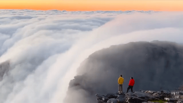호주 '블러프 놀 산' 구름