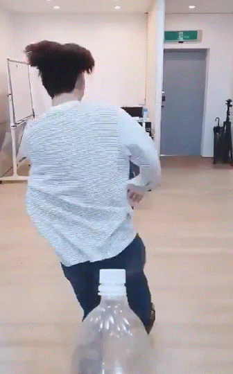 요즘 유행하는 병뚜껑 챌린지 성공한 남돌 | 인스티즈