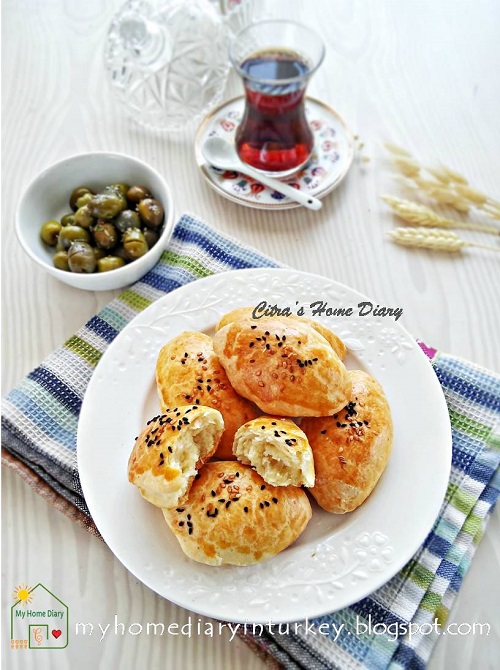 PEYNİRLİ POĞAÇA / TURKISH FOOD RECIPE; CHEESY BREAKFAST PASTRY /#resepmasakanturki | Çitra's Home Diary. #Pogačice #poğaça #turkishpastry #breakfast #brunch #lunchboxidea #turkishfoodrecipe #reseprotiturki #cheesypastry #shortbreadcheese