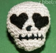 http://translate.google.es/translate?hl=es&sl=en&u=http://ribbelmonster.com/amigurumi-crochet-skull&prev=search