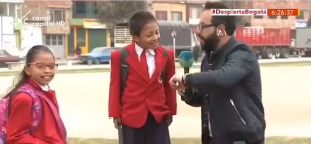 VIDEO: Sorprende puntualidad de niño que abandona entrevista para llegar temprano al colegio