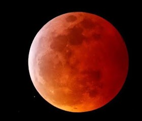 Warga Sekernan Saksikan Gerhana Bulan Merah Super Langkah 195 tahun sekali