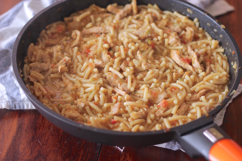 Guiso de fideos gordos y lomo, sartenes Bra