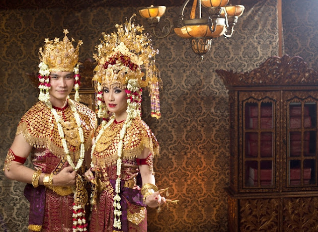 Get closer to traditional clothes throughout Indonesia