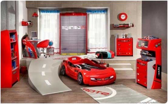 Jugendzimmer-Autos-Thema-rotes-Bett