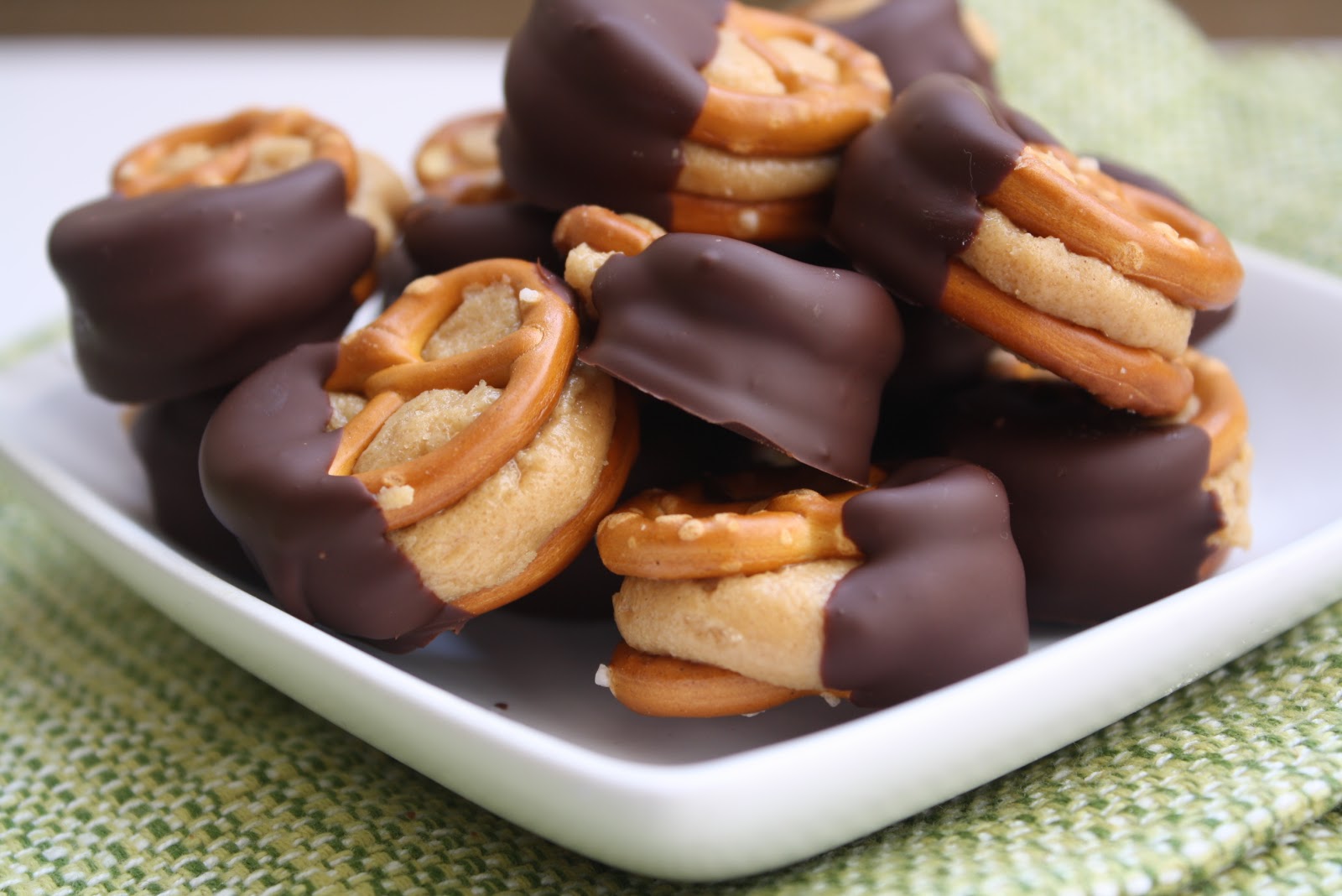 YUMMY RECIPEZZ Peanut Butter Pretzel Bites