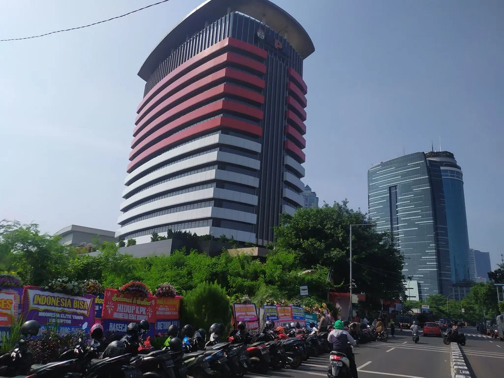 Karangan Bunga 'Selamat Hidup Baru ASN' dari TikTokers Banjiri Gedung KPK