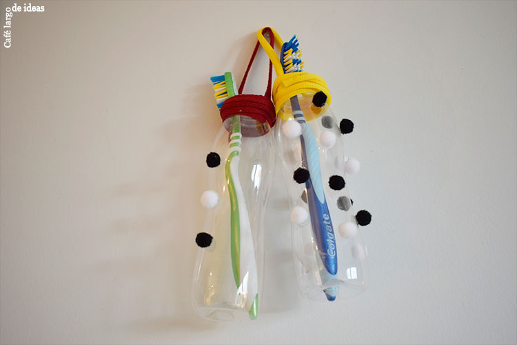 Organizador para los cepillos de dientes con tapas de botella 