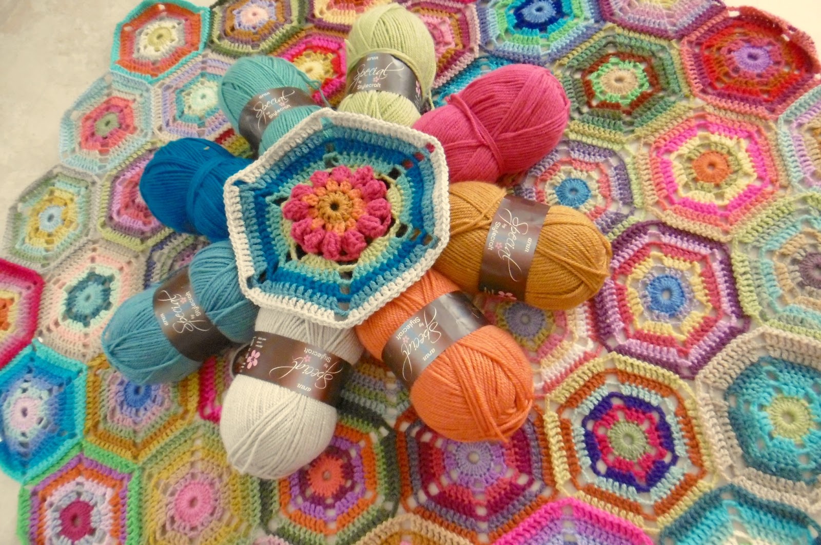 Susan Pinner SPINNING TOP HEXAGON PATTERN