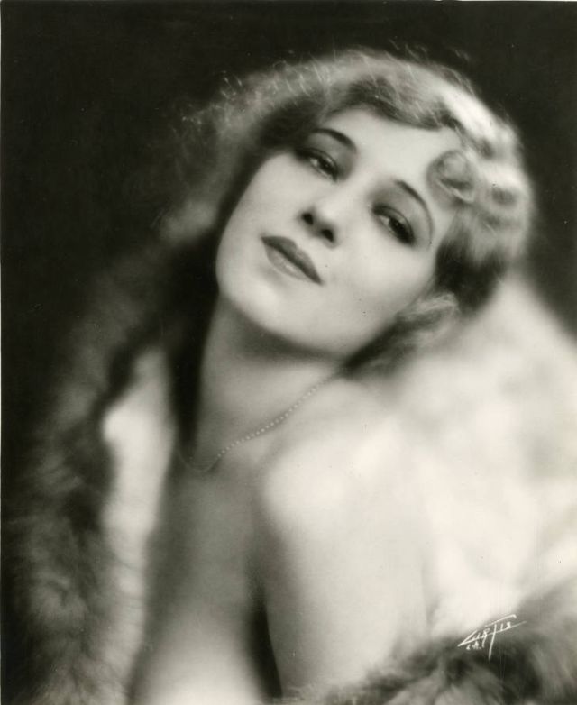 Iconic Burlesque Dancer Glamorous Photos of Sally Rand in the 1920s and ’30s Vintage Everyday