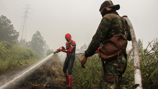 Spider-Man Bantu Memadamkan Kebakaran Hutan di Riau