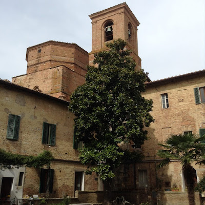 Siena: cortile della Chiesa di San Donato