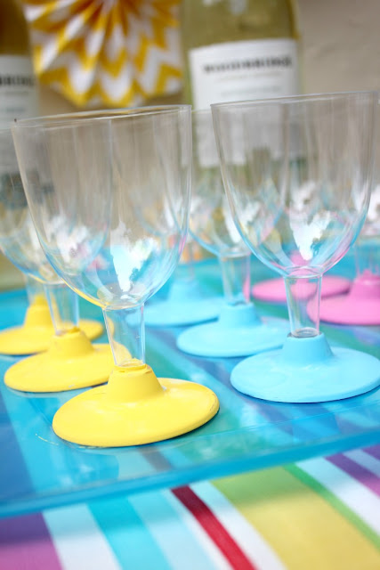 Msg for 21+:DIY dip-dye plastic wine glasses add a touch of fun to your next block party! #VinoBlockParty #ad