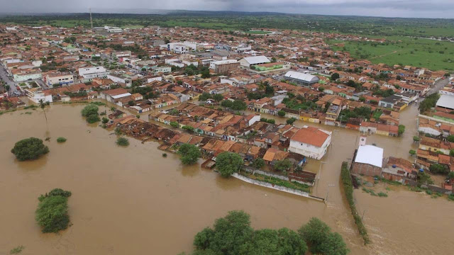 Cidade baiana inundada após rompimento de barragem receberá R$ 265 mil da União