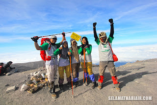 Tim Sekolah Inspirasi Pedalaman Banjarnegara sampai puncak Mahameru