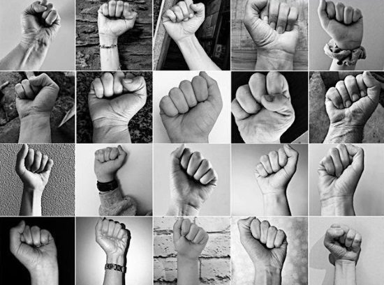 imagen de protesta de la enfermeras gallegas, en la que  en blanco y negro muestran sus puños en alto en veinte imágenes pequeñas.