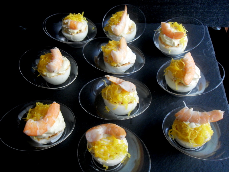 Huevos rellenos de langostinos cocidos.