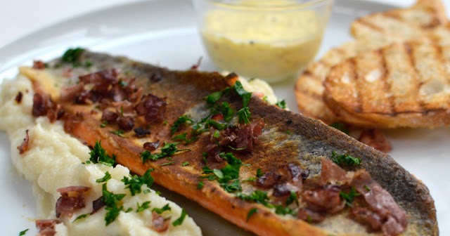 Grüsse aus der Küche: Forelle, Topinamburpüree, Wacholderbutter