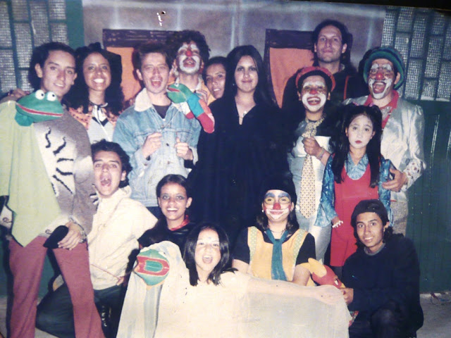 De sombrero verde al extremo derecho, cuando Óscar Emilio se ganaba el sustento como payaso impulsador de corrientazos en San Victorino. Foto: Archivo particular.