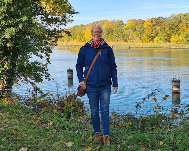 Küsten-Spaziergänge rund um Kiel, Teil 7: Herbst-Spaziergang am Nord-Ostsee-Kanal bei Suchsdorf. Der Ausblick vom Weg oberhalb des Kanals ist besonders schön, wenn die Bäume herbstlich belaubt sind.