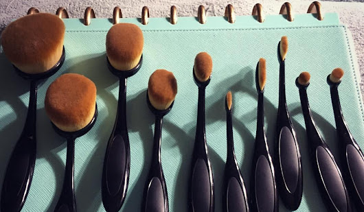 Tools: Paddle/Toothbrush style makeup brushes and a Look of the Day