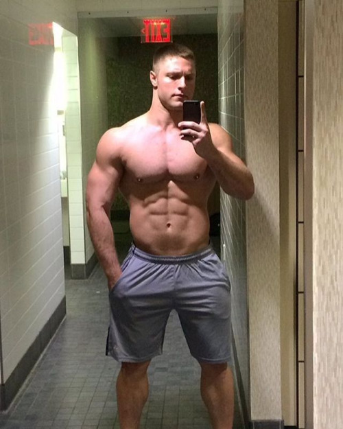 huge-muscular-men-shirtless-hunk-selfie