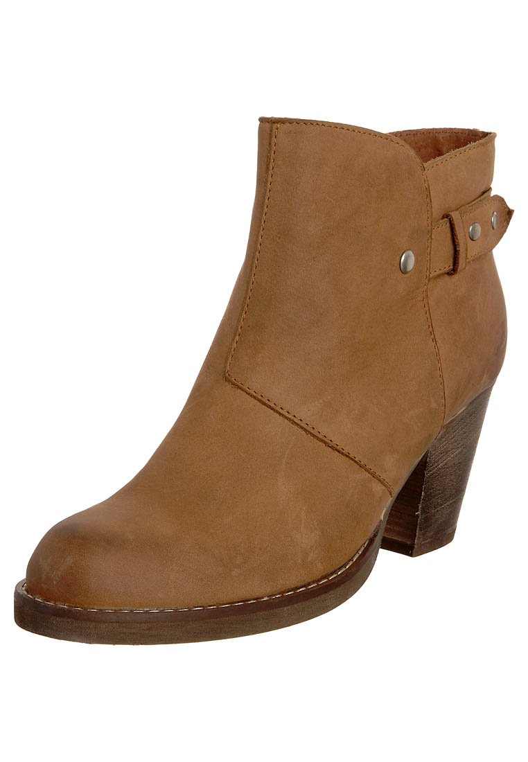 My Fashion Findings.: Isabel Marant Dicker Boots Look a likes
