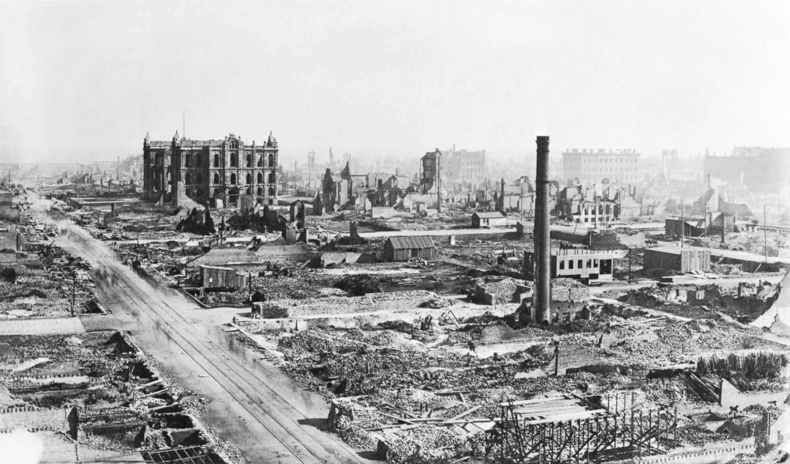 The Great Chicago Fire and the unimaginable destruction seen through rare photographs  1871 - 71