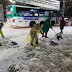 급작스러운 폭설로 얼어붙은 거리를 녹이는 자원봉사자의 손길