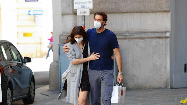 Alexandra Daddario - Out in Vienna 05/04/2021 - imagedesi.com