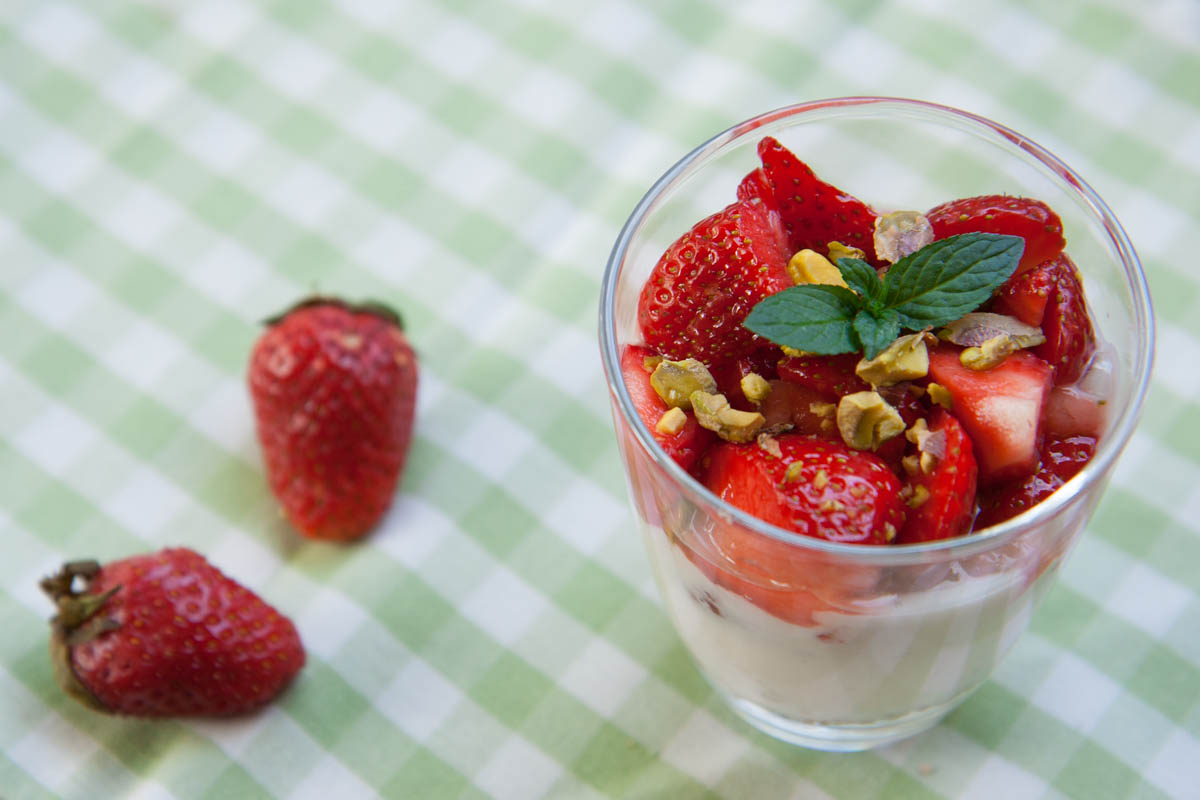 Ganz einfache Küche: Erdbeerjoghurt auf Pistaziencantuccini