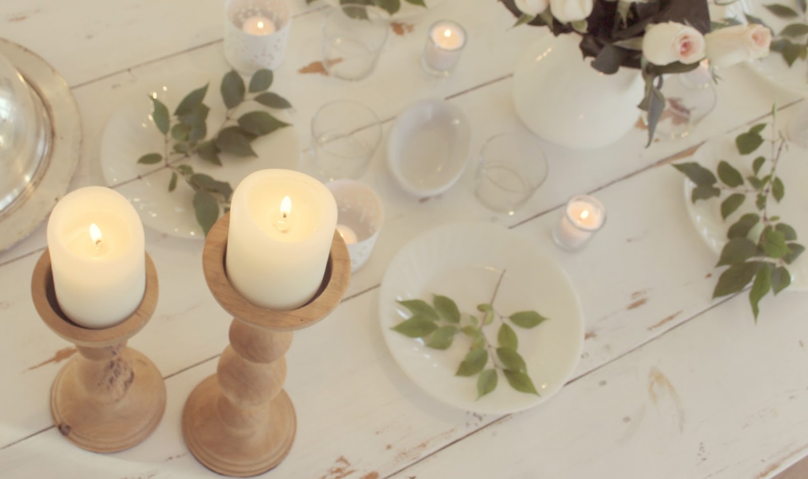 hellolovely-hello-lovely-studio-romantic-farmhouse-table-holiday-roses-white-gold