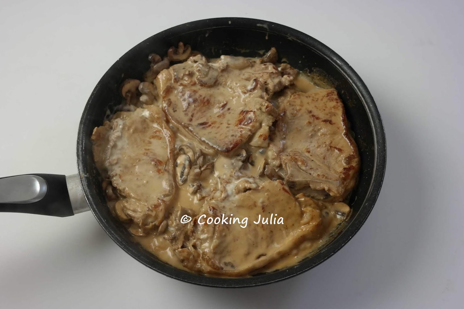 Côtes de veau à la crème et aux champignons