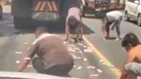 Viral Video Warga Punguti Uang Tercecer di Jalan, Diduga di Bali