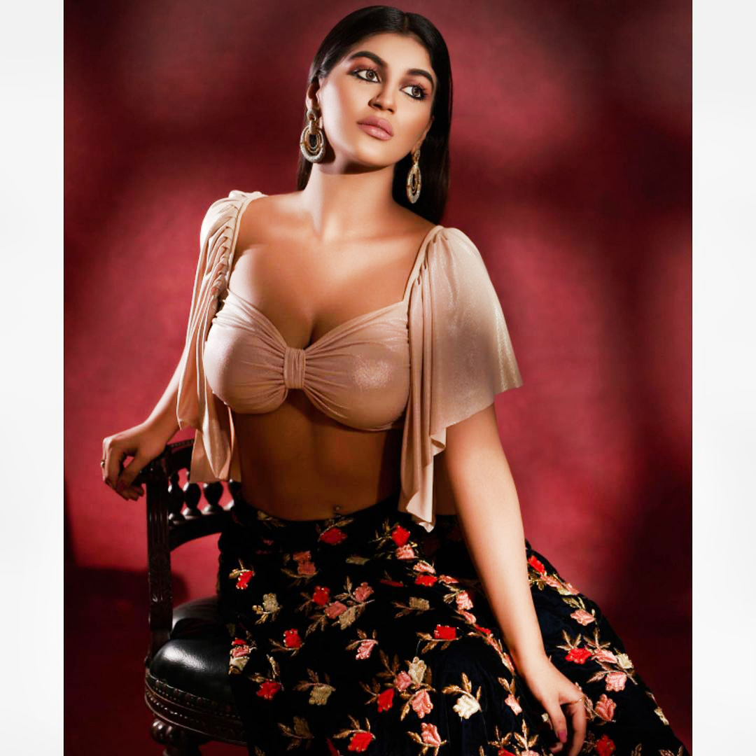 Actress Yashika Aannand In Sizzling Glamorous Photos Stills Navel Queens Actress Yashika Aannand In Sizzling Glamorous Photos Stills Navel Queens