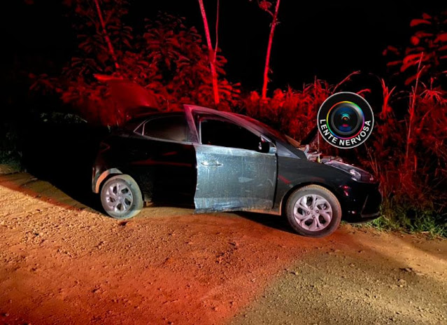 Criminosos incendeiam veículo após roubo em residência no Bairro Embratel