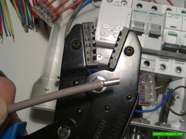 Многопроволочный провод сечением 6 мм2 в НШВ и клещи для обжима