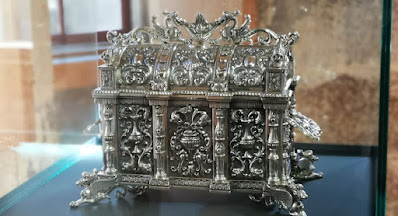 Réplica de la urna de plata donde destacan las reliquias del Apóstol Santiago.