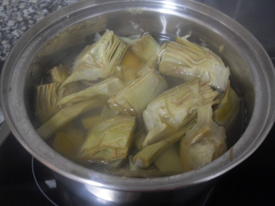 Cociendo las alcachofas.