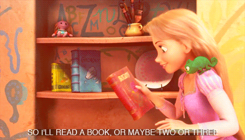 Rapunzel pegando vários livros numa prateleira