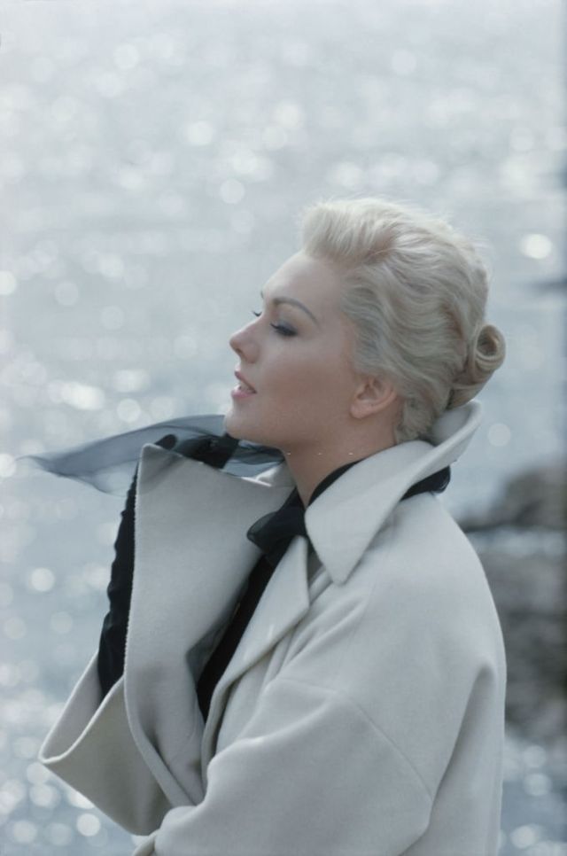Kim Novak at Her Peak: Stunning Photos from the 1950s and 1960s - 27