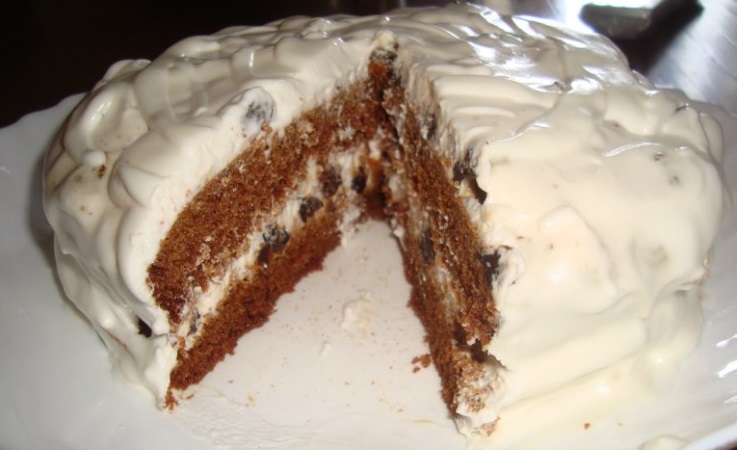 Торт-медовик на скорую руку «Гости на пороге» со сметанным кремом и черносливом