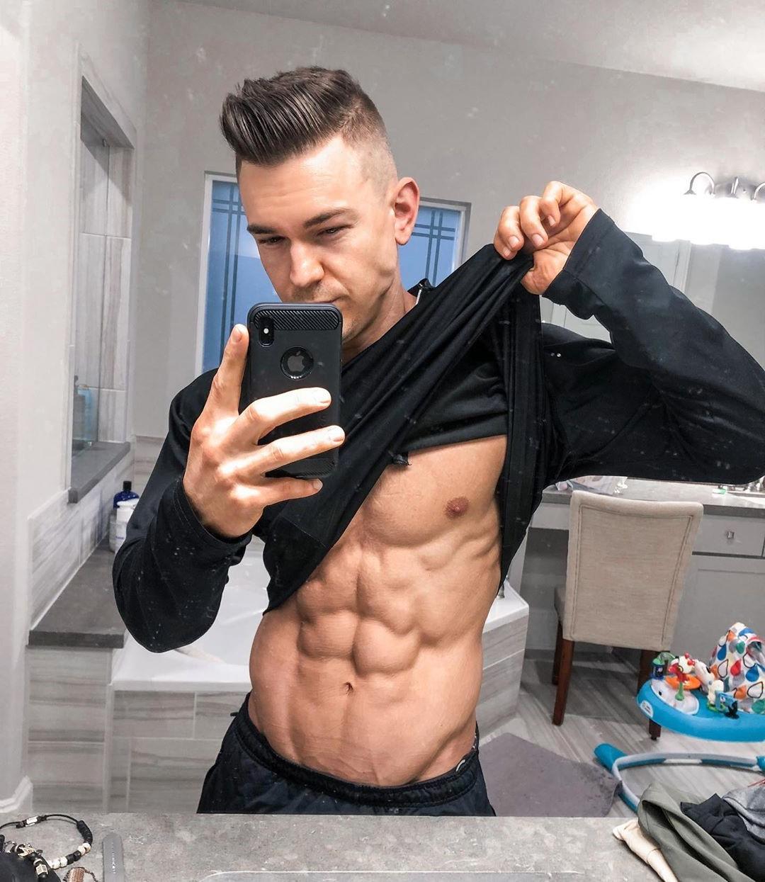 fit-cocky-straight-dude-ripped-torso-abs-selfie