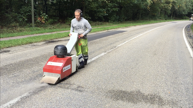 Reinigen voegen wegdek - scheuren in asfalt - Diabeton - droog blazen scheuren - wegdekdroger