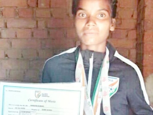 फुटबॉल में हासिल सर्टिफिकेट दिखातीं संगीता