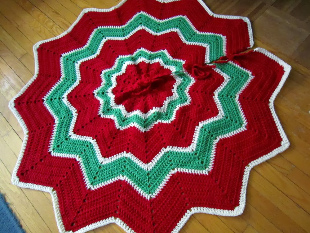 Traditional Christmas Tree Skirt 