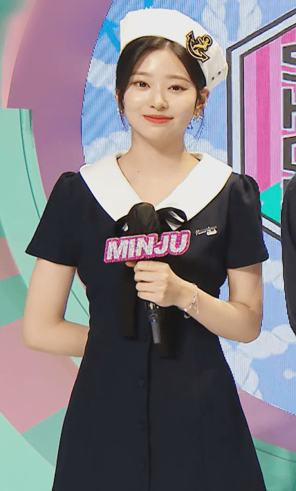 아이즈원> 마린룩 입은 음악중심 MC 김민주
